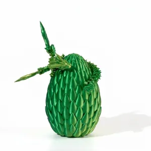 Vista detallada de un dragón impreso en 3D de color verde seda sobre un huevo verde