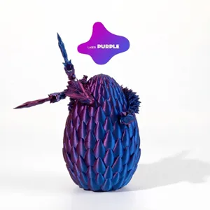 Detalle de huevo de dragón impreso en 3D y figura en acabado violeta láser iridiscente