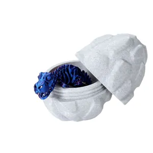 Modèle de squelette de dinosaure T-Rex bleu imprimé en 3D avec un œuf gris décoratif.
