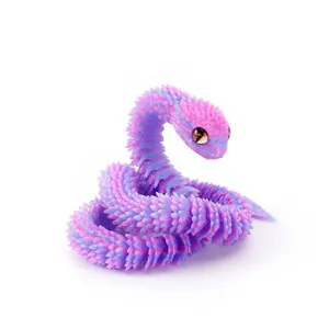 Vista detallada de serpiente víbora articulada impresa en 3D en degradado púrpura