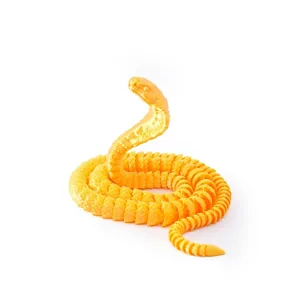 Vista detallada de una figura de cobra articulada impresa en 3D con acabado en oro seda