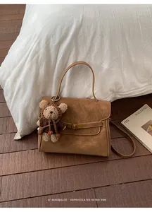 Sac à main rétro en similicuir marron avec breloque ours en peluche sur bois