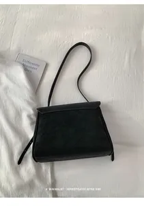 Détail macro d'un sac à bandoulière en cuir noir minimaliste au style rétro sophistiqué