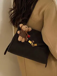 Sac à bandoulière marron foncé pour femme avec une adorable breloque en peluche d'ours