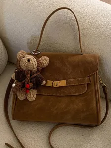 Sac à main élégant en daim marron avec un charmant petit ours en peluche attaché