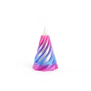 Detailansicht eines 3D-gedruckten spiralförmigen Zappelspielzeugs mit Nebula-Farbverlauf