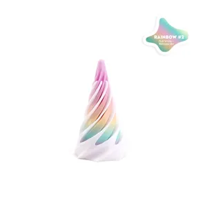 Nahaufnahme eines 3D-gedruckten Regenbogen-Spiral-Fidget-Toys mit weißer PLA-Basis.
