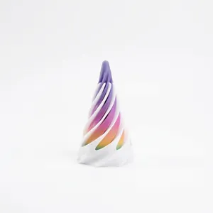 Detailansicht eines 3D-gedruckten Spiral-Fidget-Spielzeugs mit Regenbogen-PLA-Farbverlauf