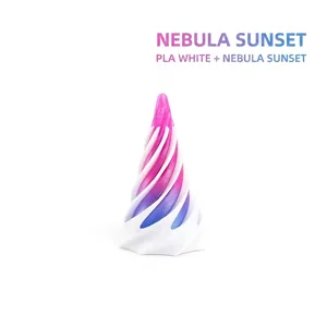 Nahaufnahme des spiralförmigen 3D-Druck-Fidget-Toys mit Nebula Sunset-Farbverlauf