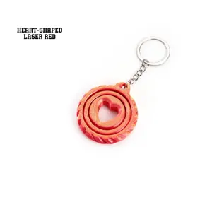 Nahaufnahme eines 3D-gedruckten, herzförmigen Fidget-Toy-Schlüsselanhängers in Laser-Rot