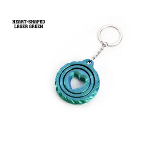 Nahaufnahme des herzförmigen 3D-gedruckten Fidget-Spielzeug-Schlüsselanhängers in Lasergrün.