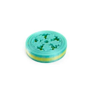 Dettaglio macro di un fidget toy rotondo stampato in 3D con ingranaggi rotanti in ciano