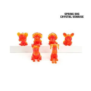 Detailansicht der 3D-gedruckten Frühlingshunde-Figuren im Crystal Sunrise Farbverlauf