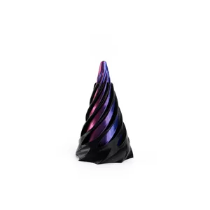 Nahaufnahme eines 3D-gedruckten Spiral-Fidget-Spielzeugs mit schwarzer Rüstung und lila Kern
