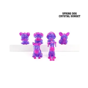 Gruppe von 3D-gedruckten Hundefiguren in lila und rosa transparenten Farben
