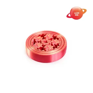 Primo piano di un fidget toy circolare stampato in 3D con ingranaggi in rosso laser