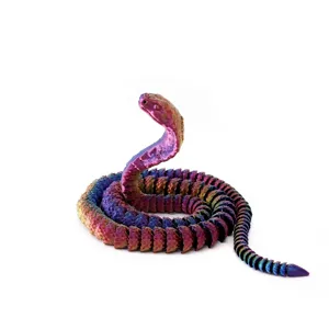Figura de cobra articulada impresa en 3D con un impresionante acabado metálico irisado