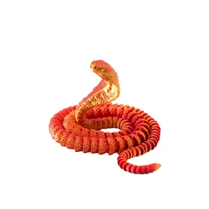 Vista macro detallada de una cobra articulada impresa en 3D con degradado de color.