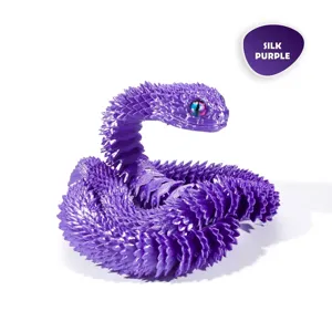 Detalle macro de una víbora articulada impresa en 3D en vibrante acabado violeta seda