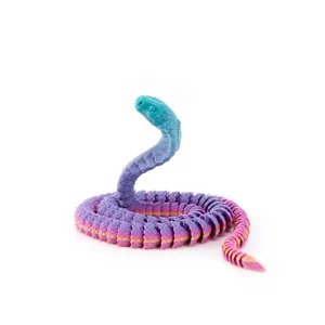 Vista macro detallada del juguete de serpiente articulada impresa en 3D en arcoíris