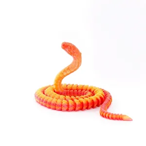 Figurita de serpiente cobra articulada impresa en 3D con degradado naranja y rojo.