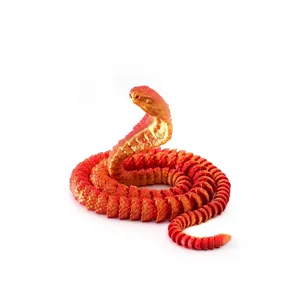 Vista detallada de cerca de la serpiente cobra articulada impresa en 3D en rojo láser