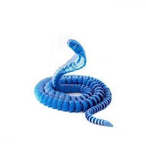 Primer plano de cobra azul articulada impresa en 3D que muestra textura en capas y juntas