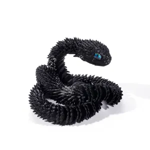 Vista detallada de una figura de víbora negra articulada impresa en 3D con escamas