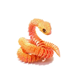 Detalle macro de adorno de serpiente víbora articulada impresa en 3D naranja