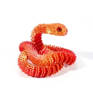 Primer plano de una serpiente víbora articulada impresa en 3D en rojo láser