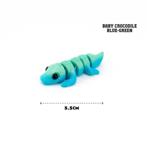 Primer plano detallado de un juguete de cocodrilo articulado impreso en 3D azul-verde.