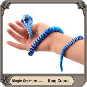 Juguete de serpiente cobra real flexible impreso en 3D azul envuelto alrededor de una muñeca