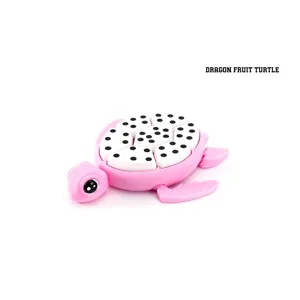Vista detallada de una tortuga de fruta del dragón impresa en 3D rosa y blanca