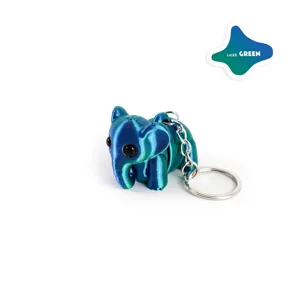 Macro-detail van een 3D-geprinte olifant sleutelhanger in glinsterende lasergroene tinten