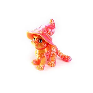 Gedetailleerd overzicht van een 3D-geprinte magische kattenfiguur met een oranje hoed