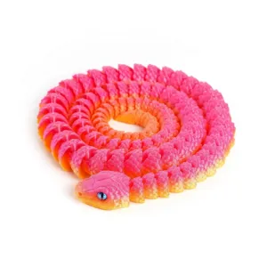 Vista detallada de serpiente articulada impresa en 3D en degradado rosa y naranja