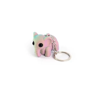 Detailopname van een 3D-geprinte schattige olifant sleutelhanger in regenboogkleuren