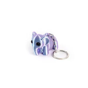 Macro-opname van een 3D-geprinte olifantensleutelhanger met iriserende blauwe texturen