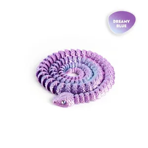 Serpiente articulada impresa en 3D con un degradado de colores morado y azul vivo