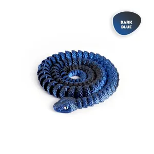 Vista detallada de una serpiente articulada impresa en 3D azul oscuro con textura fina