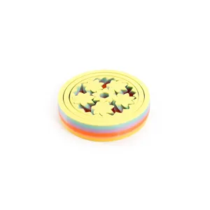 Vista dettagliata del fidget toy circolare stampato in 3D con ingranaggi arcobaleno