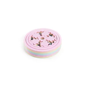Vista macro di un fidget toy 3D arcobaleno con ingranaggi a stella rosa