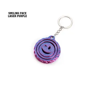 Makroansicht des 3D-gedruckten Smile-Fidget-Disk-Schlüsselanhängers in Laser-Violett