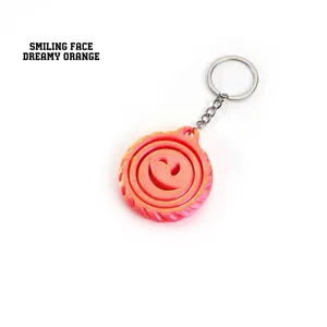 Nahaufnahme eines 3D-gedruckten Schlüsselanhängers mit zwinkerndem Smiley-Gesicht.