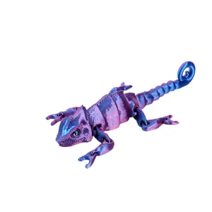 Adorno de camaleón articulado impreso en 3D con degradado metálico púrpura y azul brillante