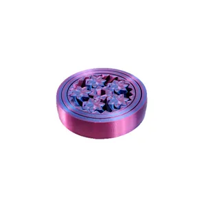 Gioco fidget circolare stampato in 3D con ingranaggi rotanti viola e blu intrecciati.