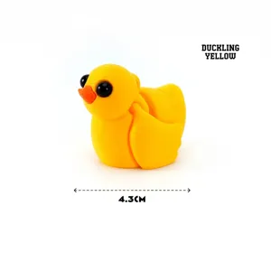 Vista macro de patito amarillo impreso en 3D con línea de 4,3 cm