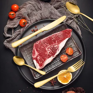 Set de couverts à steak haut de gamme en acier inoxydable doré avec steak de bœuf et citron