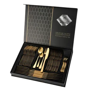 Vue détaillée de l'ensemble de couverts en acier inoxydable doré dans un coffret cadeau