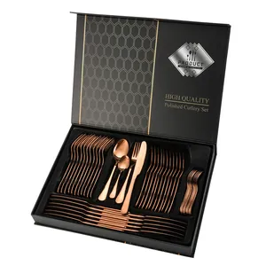 Détail du service de couverts en acier inoxydable or rose dans son coffret cadeau noir